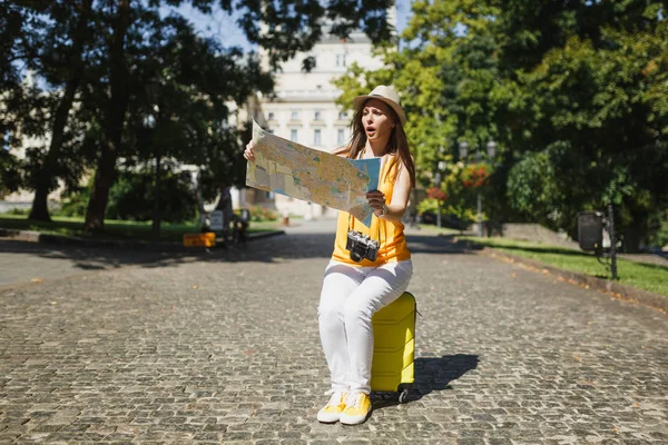 Mulher Turista Viajante Preocupado Chapéu Roupas Amarelas Sentar Mala Olhando — Fotografia de Stock
