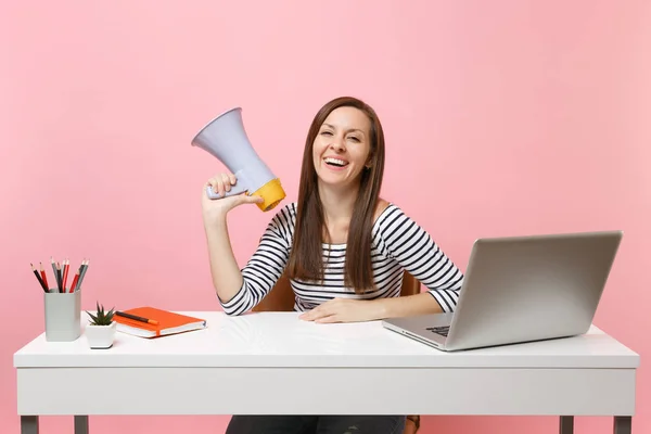 Jovem Mulher Rindo Segurando Megafone Enquanto Sentado Trabalhando Projeto Mesa — Fotografia de Stock