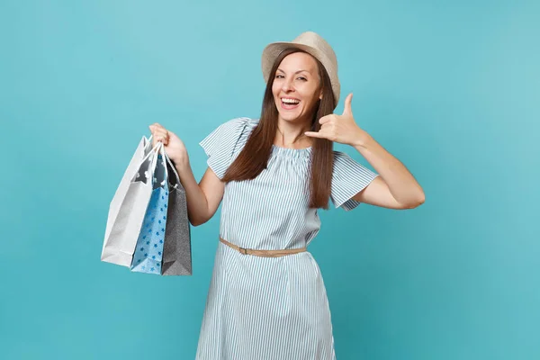 肖像时尚微笑美丽的白种女人在夏天的礼服 草帽举行包装袋购物后 在蓝色粉彩背景下购买 复制广告空间 — 图库照片