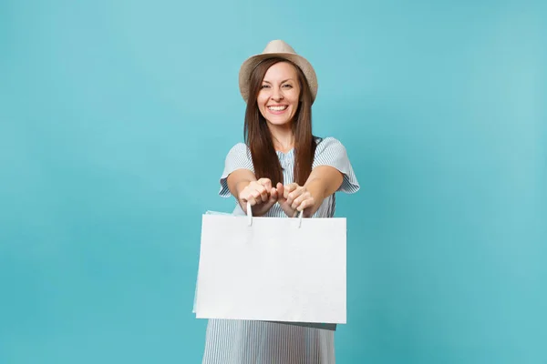 Retrato Animado Sorrindo Bela Mulher Caucasiana Vestido Verão Chapéu Palha — Fotografia de Stock