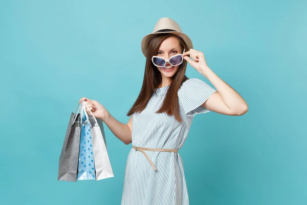 肖像时尚诱人的快乐女人在夏季礼服 太阳镜举行包装袋购物后 在蓝色柔和的背景下购买 复制广告空间 — 图库照片
