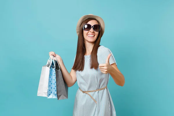 Porträt Modische Attraktive Glückliche Frau Sommerkleid Strohhut Sonnenbrille Die Pakete — Stockfoto