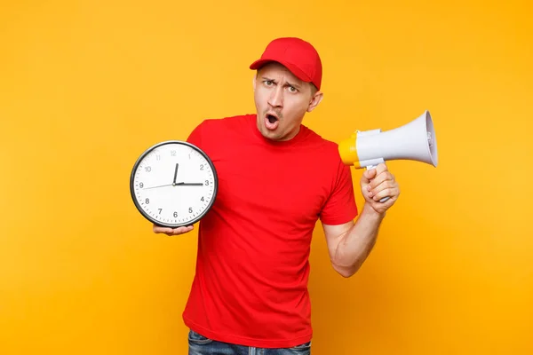 配達サービス人黄色の背景に分離された赤で統一 キャップで男性従業員の宅配便 メガホンで シャツ悲鳴は時計を保持します 男を割引販売コピー スペース広告急いでを発表します — ストック写真