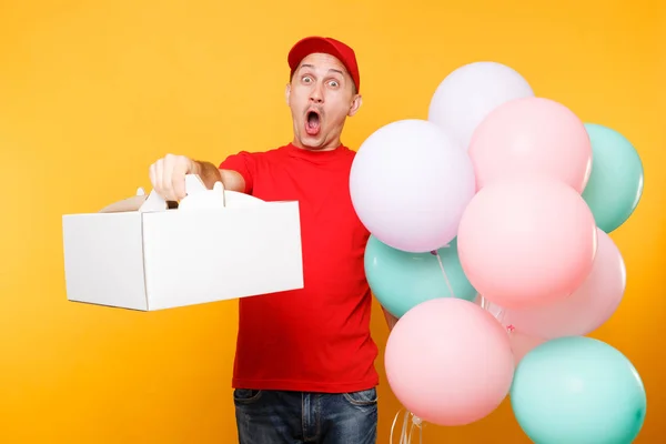 Hombre Dando Caja Pastel Orden Comida Aislado Sobre Fondo Amarillo — Foto de Stock