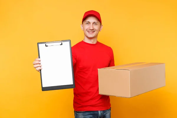 Uomo Consegna Uniforme Rossa Isolato Sfondo Giallo Corriere Dipendente Maschio — Foto Stock