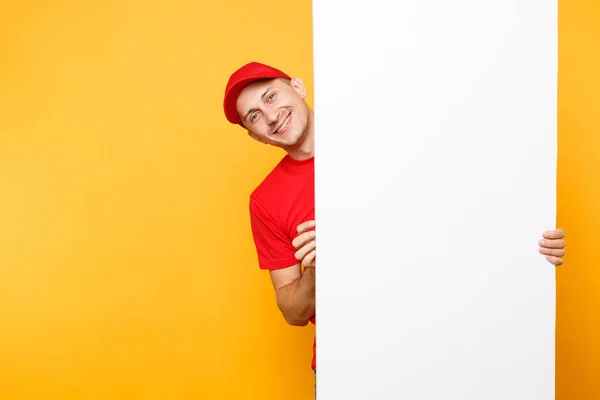 Homem Entrega Uniforme Vermelho Isolado Fundo Laranja Amarelo Correio Masculino — Fotografia de Stock