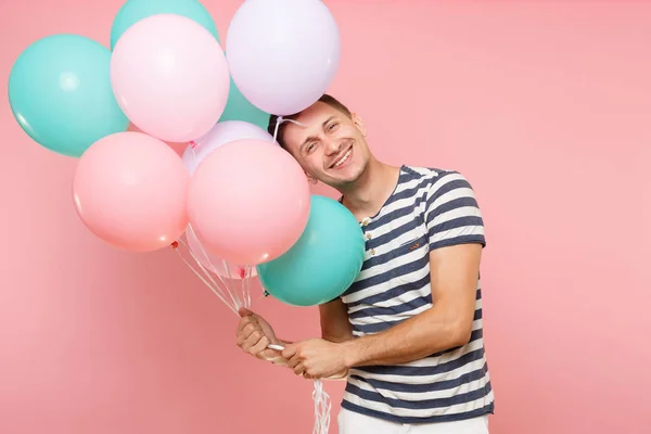 Retrato Fascinante Jovem Feliz Vestindo Listrado Shirt Segurando Balões Coloridos — Fotografia de Stock