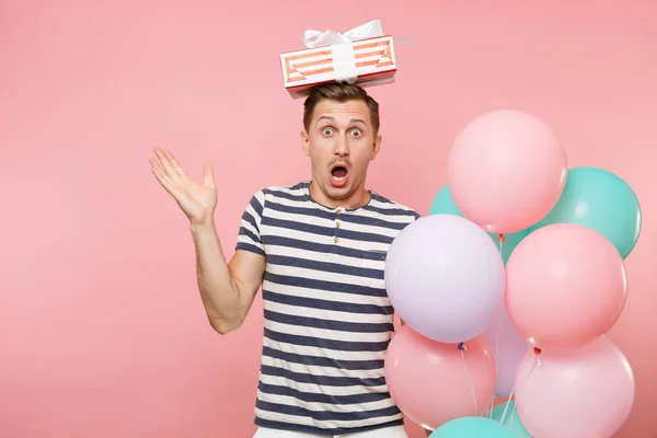 Porträtt Ung Man Randig Shirt Holding Färgglada Air Ballonger Röda — Stockfoto