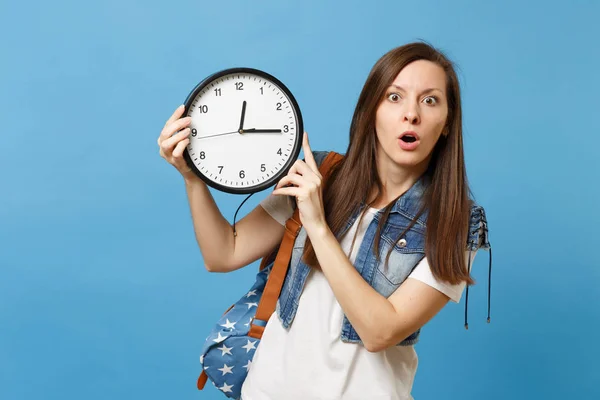 Porträtt Ung Chockad Kvinna Student Shirt Denim Kläder Med Ryggsäck — Stockfoto