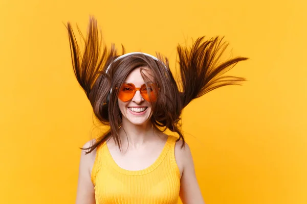 Προσωπογραφία Ενθουσιασμένος Χαρούμενα Γέλια Αστείο Κόμικ Πορτοκαλί Γυαλιά Στα Ακουστικά — Φωτογραφία Αρχείου