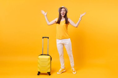 Seyahat etmek turist kadın yaz rahat kıyafetler, sarı turuncu arka plan üzerinde izole çanta şapka. Hafta sonu kaçış üzerinde seyahat için yurt kadın yolcu. Hava uçuş yolculuk kavramı