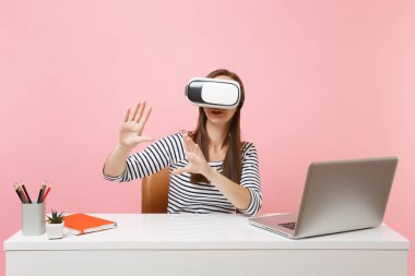 Push düğmesi veya masa başında sanal ekran çalışması yüzen pembe arka plan izole dizüstü bilgisayar ile işaret gibi bir şey baş Touch sanal gerçekliğin kulaklık kız. Başarı iş kariyer