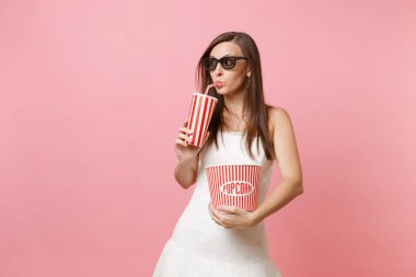 Düğün kadında güzel gelin Giydir, film film izlerken, tutan kova patlamış mısır, plastik bardak soda ya da pastel pembe izole cola 3d gözlük. Düğün kutlama. Sinema duygular
