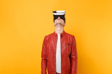 Kırmızı deri ceket t-shirt kulaklık ayakta bakmak içinde portre vogue sevimli genç adam parlak sarı eğilimleri arka plan üzerinde izole. İnsanlar samimi duygular yaşam tarzı kavramı. Reklam alanı