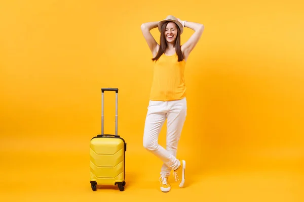 Viajante Mulher Turista Roupas Casuais Verão Chapéu Com Mala Isolada — Fotografia de Stock