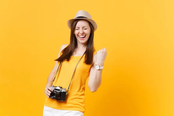 有趣的旅游妇女在夏季休闲服装帽子与照片相机紧握拳头像赢家孤立的黄色背景 在周末出游的女孩旅行 航空旅行概念 — 图库照片