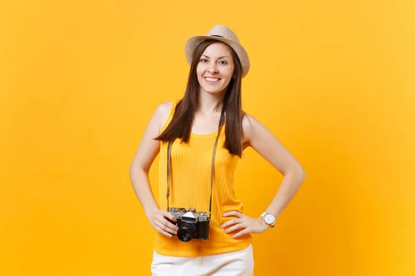 愉快的旅行者在夏天休闲衣裳 帽子与复古复古相片照相机被隔绝在黄色橙色背景 在周末出游的女孩旅行 航空飞行概念 — 图库照片