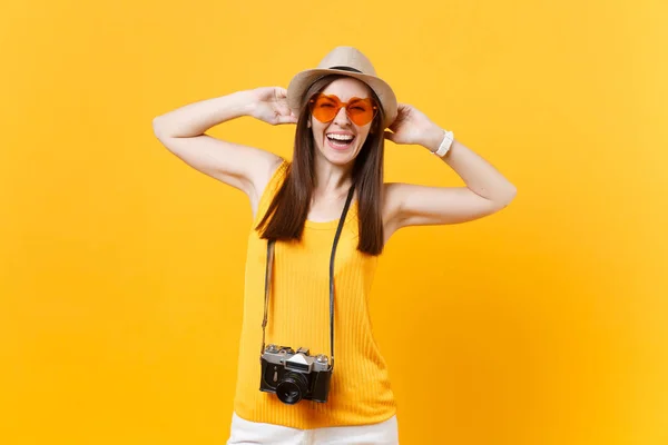 愉快的旅行者在夏天休闲衣裳 帽子与复古复古相片照相机被隔绝在黄色橙色背景 在周末出游的女孩旅行 航空飞行概念 — 图库照片