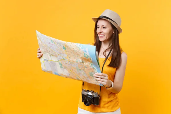 Viajante Mulher Turista Roupas Casuais Verão Chapéu Segurando Mapa Cidade — Fotografia de Stock