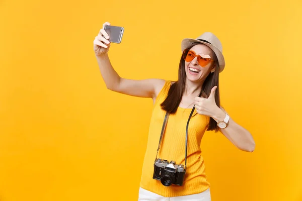 Туристическая Женщина Летней Повседневной Одежде Шляпа Делает Селфи Мобильном Телефоне — стоковое фото
