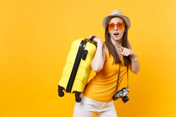 Viajante Mulher Turista Roupas Casuais Verão Chapéu Com Mala Isolada — Fotografia de Stock