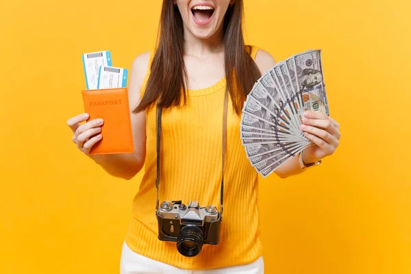 Bijgesneden Toeristische Vrouw Casual Kleding Zomer Bundel Dollar Geld Paspoort — Stockfoto