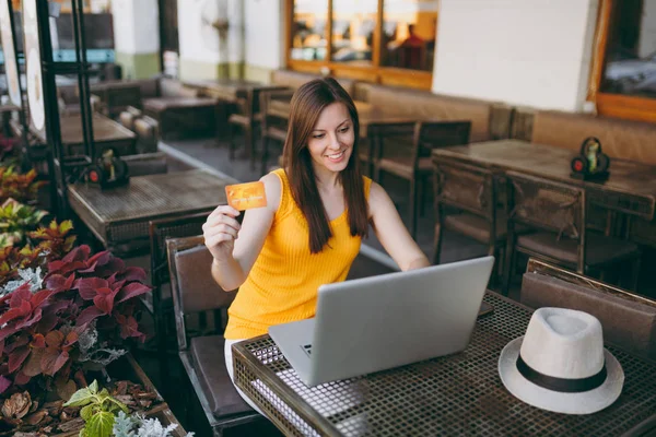 Kültéri Utcai Kávézó Kávézó Modern Laptop Számítógép Asztalnál Ülő Tart — Stock Fotó