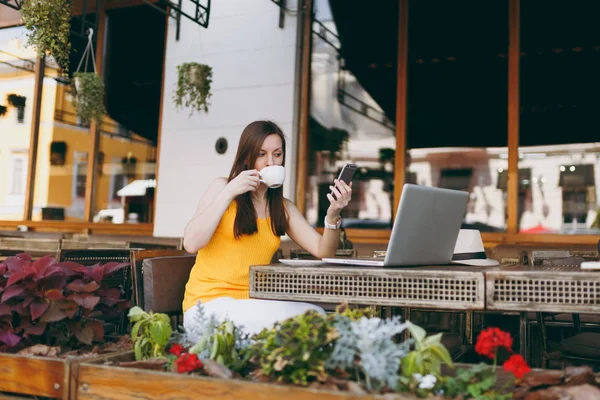 Glücklich Mädchen Freien Straßencafé Café Sitzt Tisch Mit Laptop Computer — Stockfoto