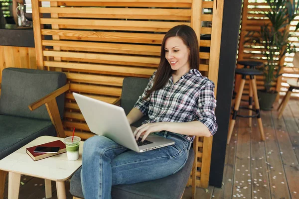 Kobieta Ulicy Lato Zewnątrz Kawiarni Drewniane Café Siedzi Ubranie Praca — Zdjęcie stockowe