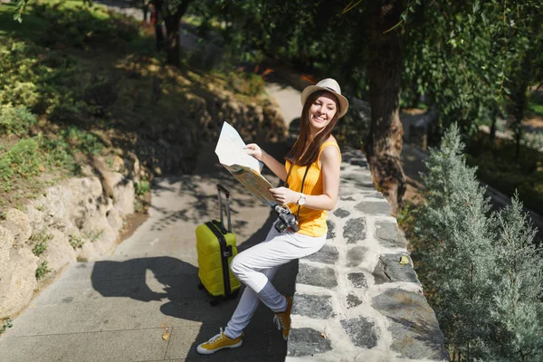 Reisende Touristin Mit Gelbem Hut Und Koffer Halten Stadtplan Der — Stockfoto