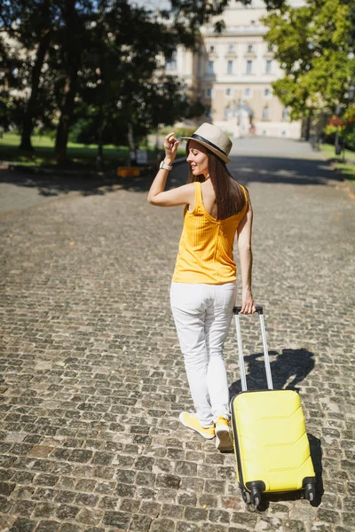 Zadní Pohled Zezadu Zadávací Cestovatel Turistické Žena Žluté Letní Neformální — Stock fotografie
