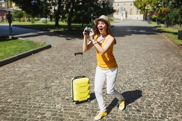 Σοκαρισμένος Ταξιδιώτη Τουριστικά Γυναίκα Κίτρινο Casual Ρούχα Βαλίτσα Τραβάτε Φωτογραφίες — Φωτογραφία Αρχείου