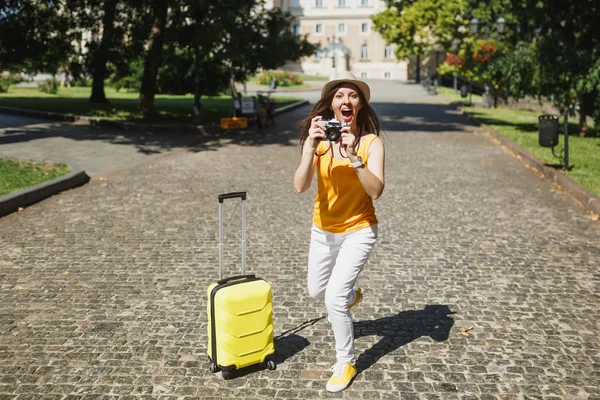 Emocionado Viajero Turista Mujer Ropa Casual Amarilla Con Maleta Tomar — Foto de Stock