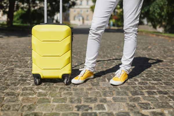 Przycięty Obraz Podróżny Turystyczny Kobieta Nogi Lato Żółte Ubranie Walizką — Zdjęcie stockowe