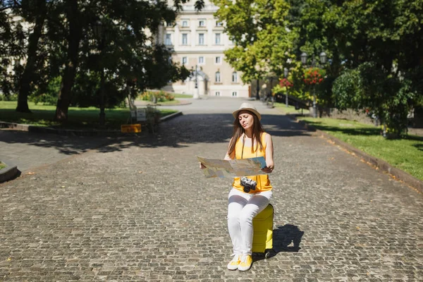Gleichgültige Reisenden Touristin Gelben Kleidern Hut Auf Koffer Sitzend Auf — Stockfoto
