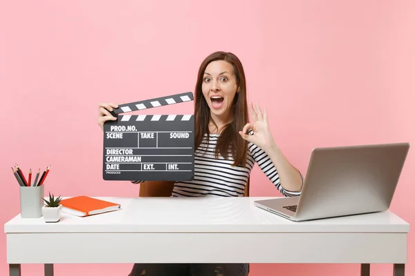 Femme Étonnante Montrant Signe Tenant Classique Film Noir Faire Clapperboard — Photo