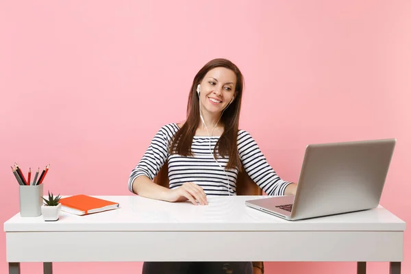 Mujer Joven Exitosa Con Auriculares Escuchando Música Sentada Trabajando Escritorio — Foto de Stock