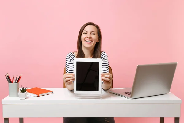 Jonge Vrouw Afspelen Camera Tablet Met Lege Lege Scherm Glimlachend — Stockfoto