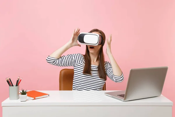 Young Excited Woman Headset Virtual Reality Head Spreading Hands Sit — Stock Photo, Image
