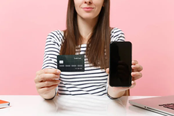 캐주얼 파스텔 배경에 고립에서 휴대폰 여자의 이미지를 잘립니다 비즈니스 개념입니다 — 스톡 사진