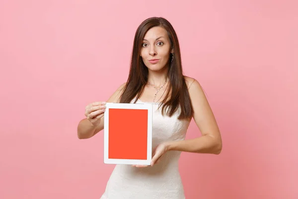 Retrato Mujer Novia Bonita Vestido Novia Mantenga Computadora Tableta Con — Foto de Stock