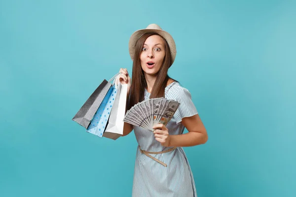 Portret Jonge Vrouw Zomerjurk Stro Hoed Bedrijf Pakketten Zakken Met — Stockfoto