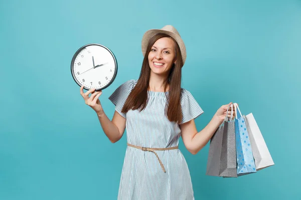 Retrato Bela Jovem Caucasiana Vestido Verão Chapéu Palha Segurando Sacos — Fotografia de Stock