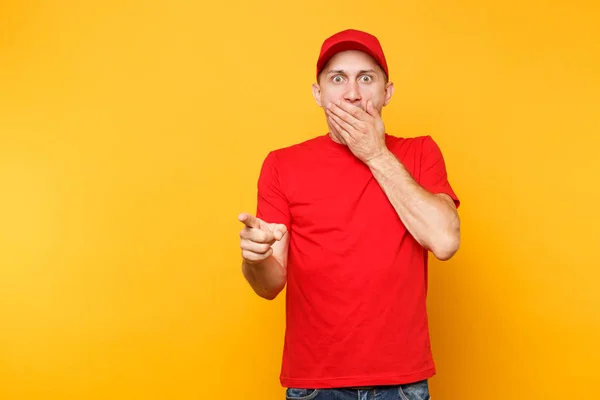 Delivery Man Het Rood Uniform Geïsoleerd Geel Oranje Achtergrond Professionele — Stockfoto