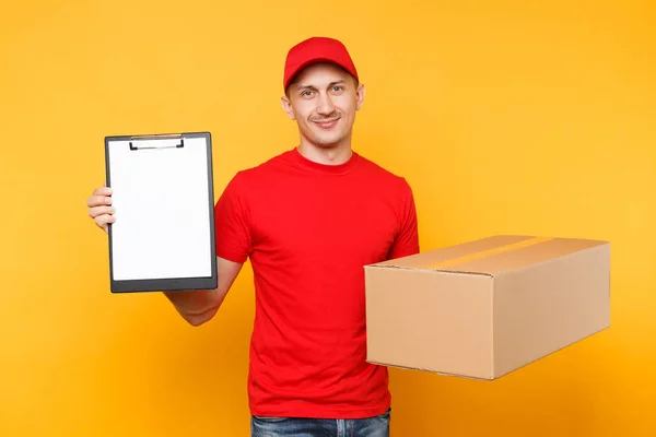 Uomo Consegna Uniforme Rossa Isolato Sfondo Giallo Corriere Dipendente Maschio — Foto Stock