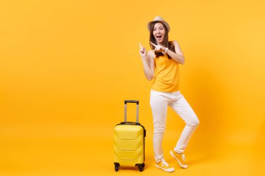 Seyahat etmek turist kadın yaz rahat kıyafetler, sarı turuncu arka plan üzerinde izole çanta şapka. Hafta sonu kaçış üzerinde seyahat için yurt kadın yolcu. Hava uçuş yolculuk kavramı