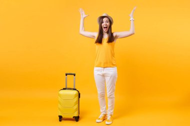 Seyahat etmek turist kadın yaz rahat kıyafetler, sarı turuncu arka plan üzerinde izole çanta şapka. Hafta sonu kaçış üzerinde seyahat için yurt kadın yolcu. Hava uçuş yolculuk kavramı