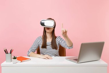 Push düğmesi veya masa başında sanal ekran çalışması yüzen pembe arka plan izole dizüstü bilgisayar ile işaret gibi bir şey baş Touch sanal gerçekliğin kulaklık kız. Başarı iş kariyer