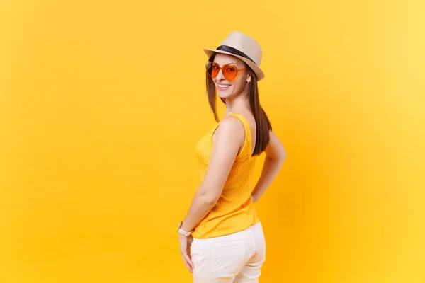 Vista Posterior Del Retrato Mujer Joven Sombrero Paja Verano Gafas —  Fotos de Stock