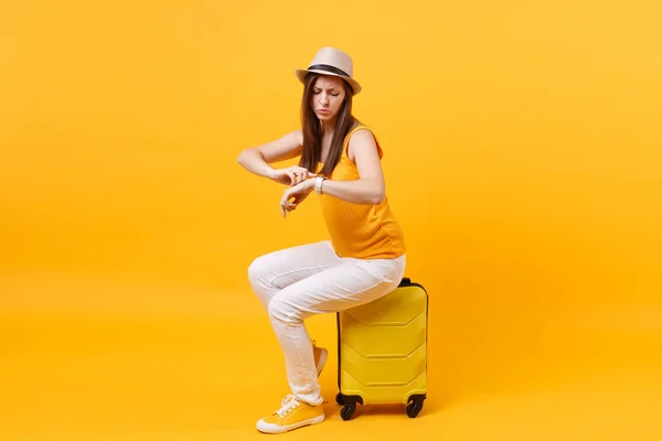 Ταξιδιώτης Τουριστικά Γυναίκα Στο Καλοκαίρι Casual Ρούχα Καπέλο Κάθονται Στην — Φωτογραφία Αρχείου